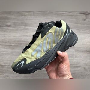 Yeezy boost 700 mnvn men size 10